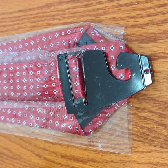 Classic red small print power tie! - Picture 3 of 3